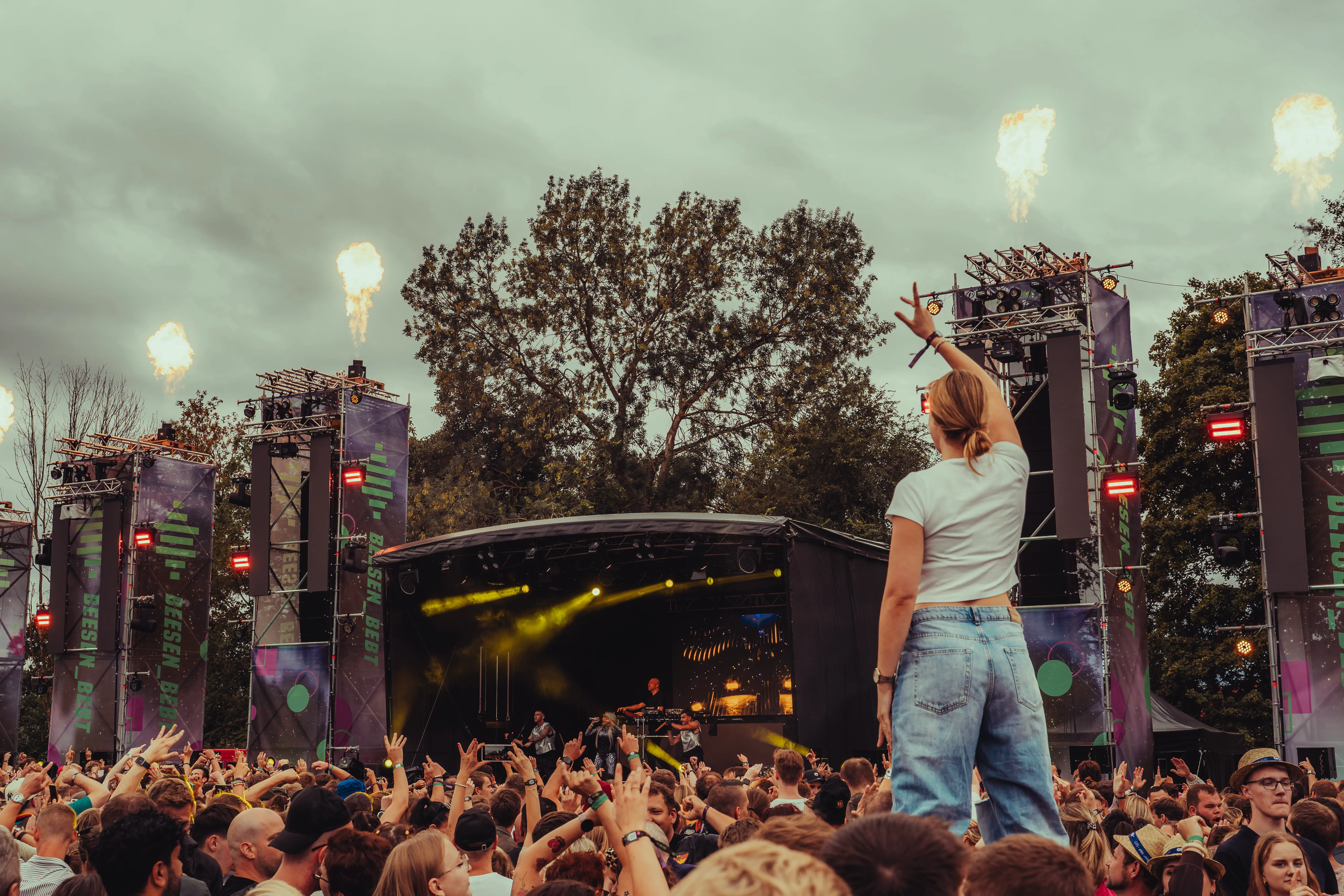 Beesen Bebt Stage Flames & Crowd